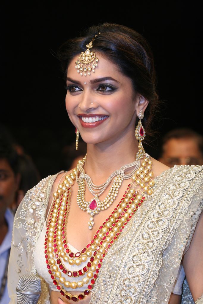 Actress Deepika Padukone with Farah Khan Ali at the IIJW show 2010 (1) Actress Deepika Padukone with Farah Khan Ali at the IIJW show 2010 (1)